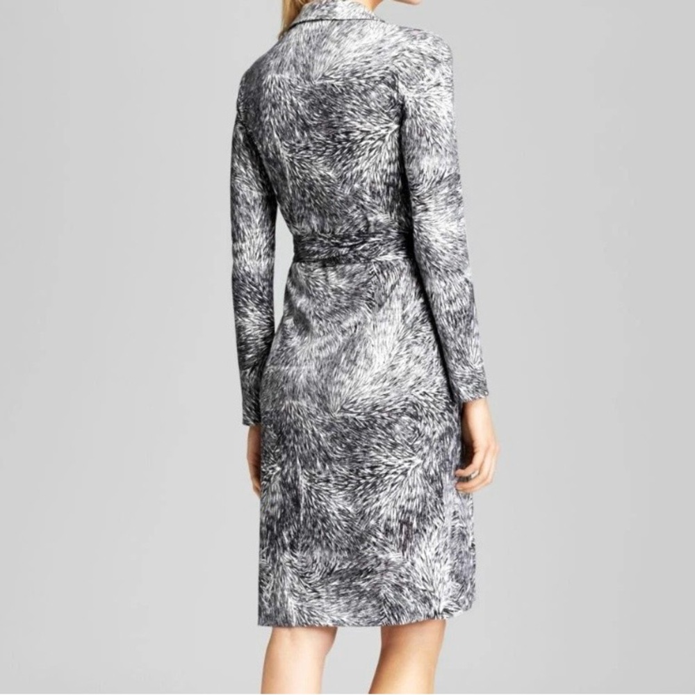 Diane Von Furstenberg Black and White Patterned Silk Wrap Dress. Size 2 - Picture 2 of 6